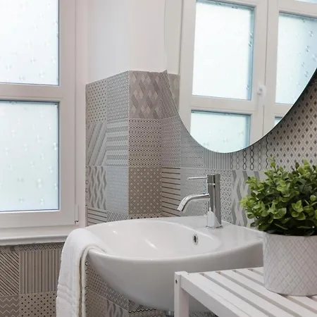 Stylish Gem In Historic For 4 Guests Apartment Trieste